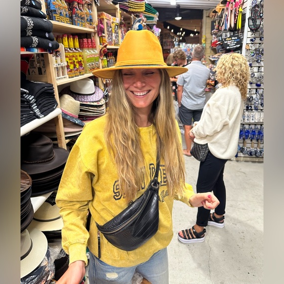 Meet your Posher, Cassie - Picture 4 of 5